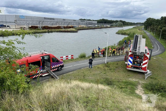 Zoekactie in water na aantreffen visspullen