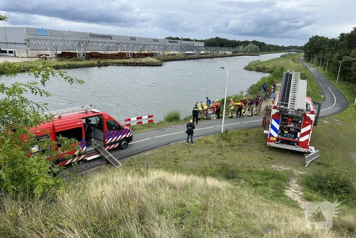 Zoekactie in water na aantreffen visspullen