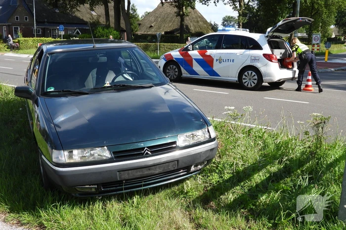 Automobilist schept fietser op oversteekplaats