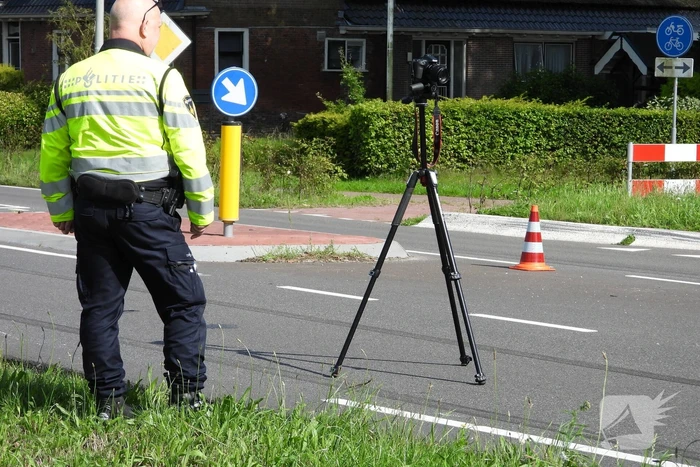 Automobilist schept fietser op oversteekplaats