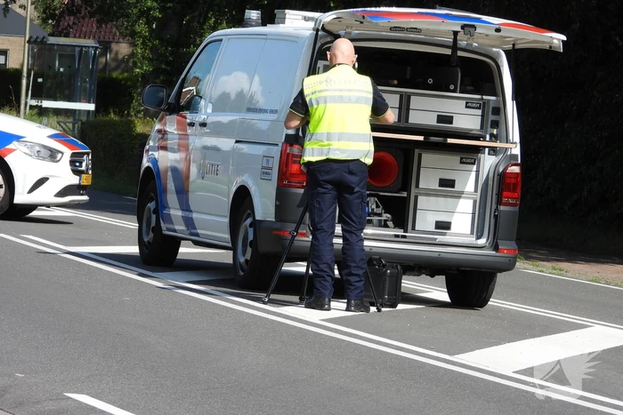 Automobilist schept fietser op oversteekplaats
