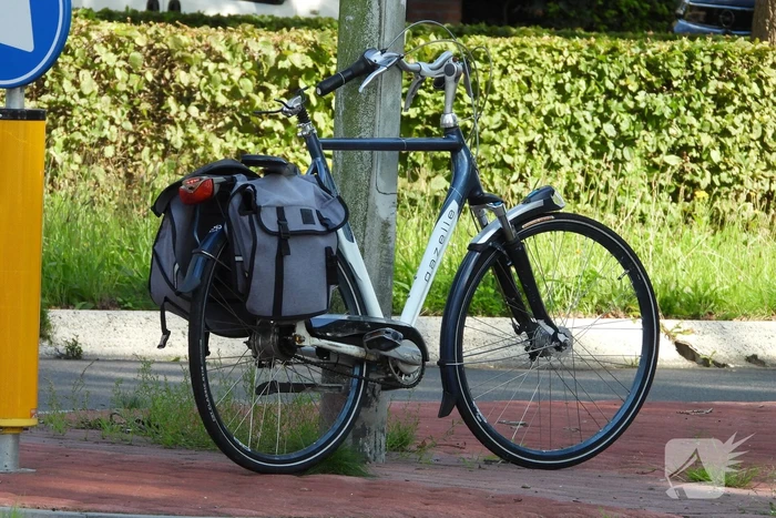 Automobilist schept fietser op oversteekplaats