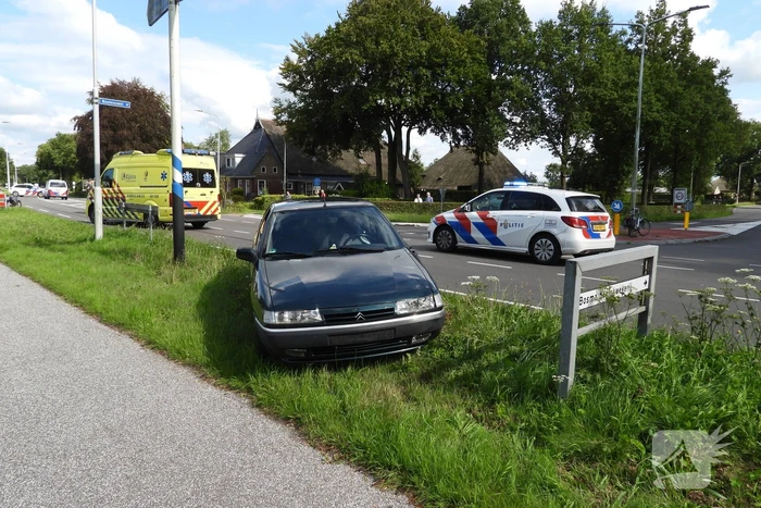 Automobilist schept fietser op oversteekplaats