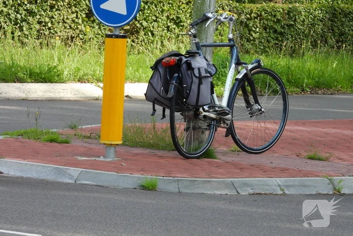 Automobilist schept fietser op oversteekplaats