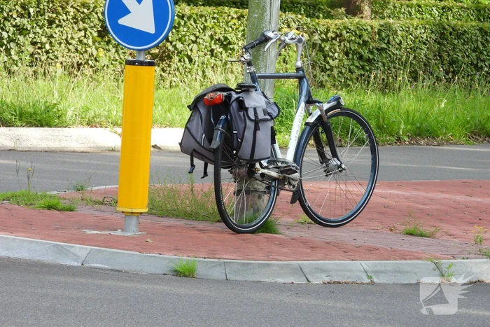 Automobilist schept fietser op oversteekplaats