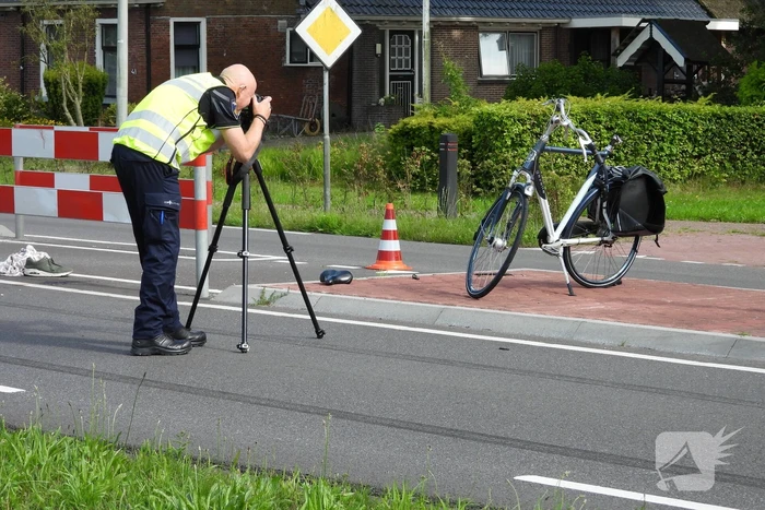 Automobilist schept fietser op oversteekplaats