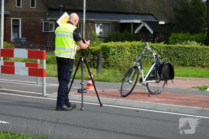 Automobilist schept fietser op oversteekplaats