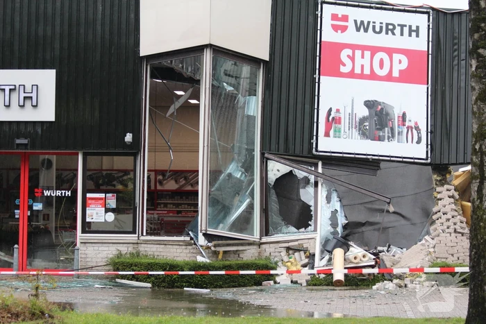 Bedrijfspand ingestort door hevige regenval