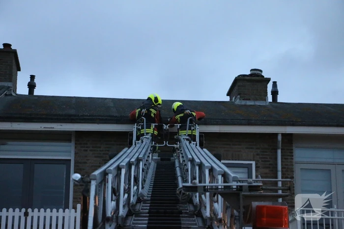 Dakrand raakt los door harde wind
