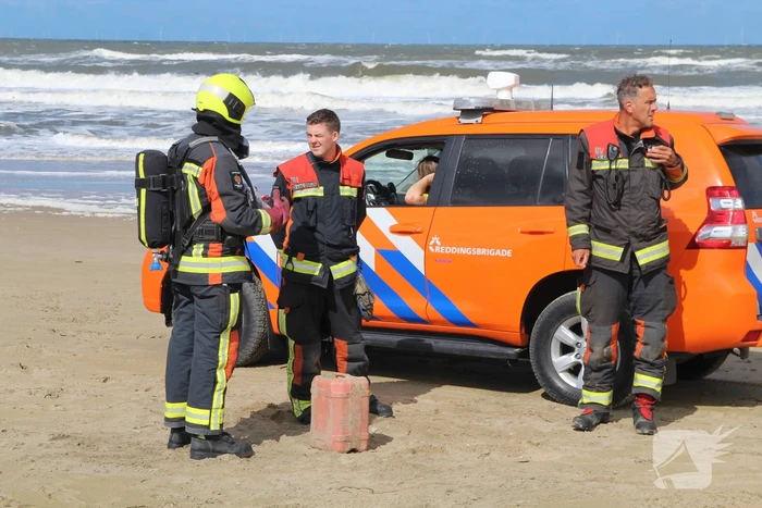 Brandweer ingezet voor jerrycan op strand