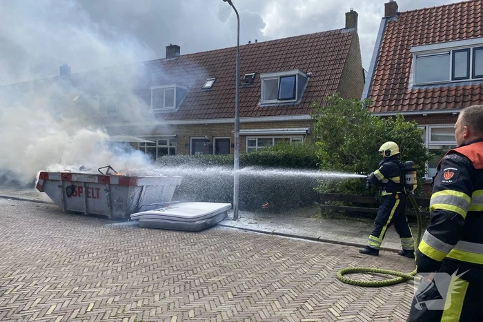 Flinke vlammen bij brand in bouwcontainer