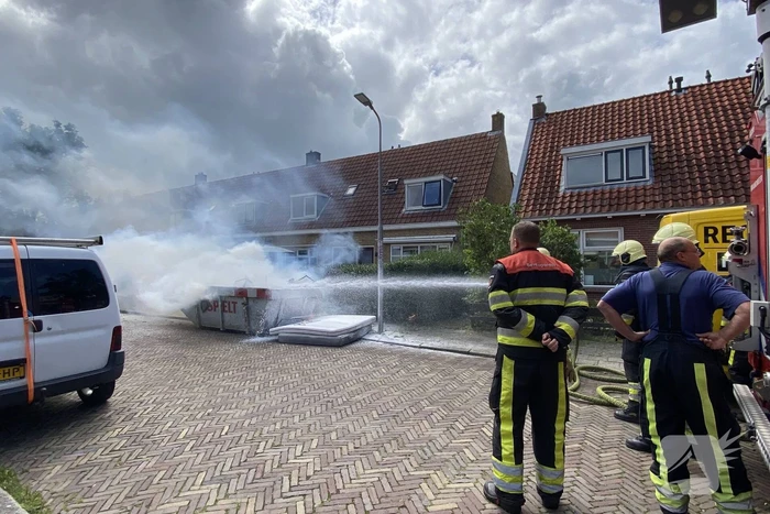 Flinke vlammen bij brand in bouwcontainer