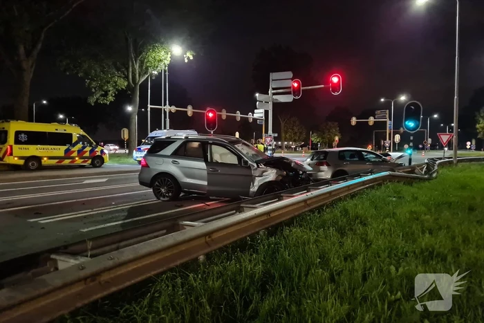 Flinke ravage na botsing tussen twee voertuigen