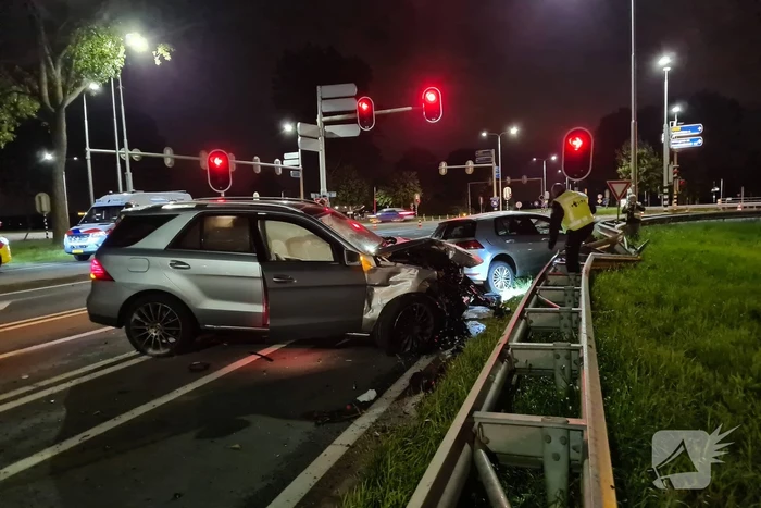 Flinke ravage na botsing tussen twee voertuigen