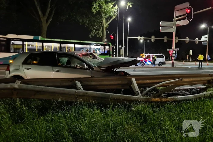 Flinke ravage na botsing tussen twee voertuigen