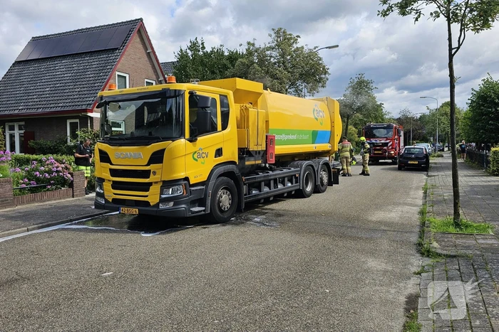 Brandweer blust brand in vuilniswagen