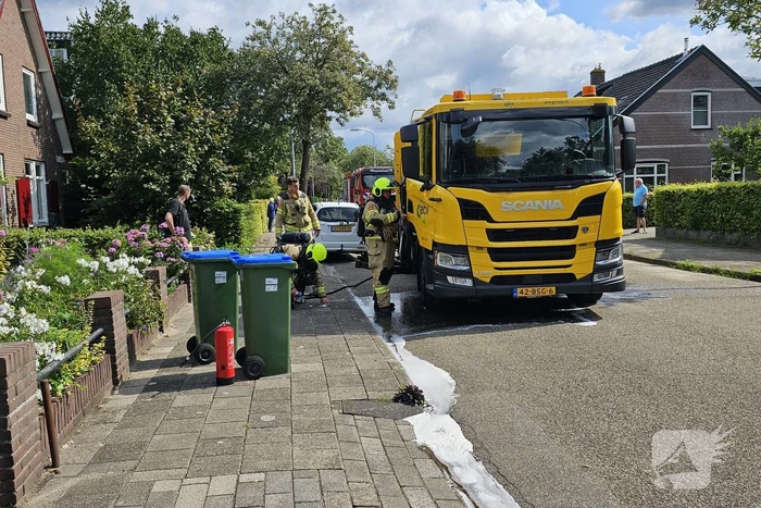 Brandweer blust brand in vuilniswagen