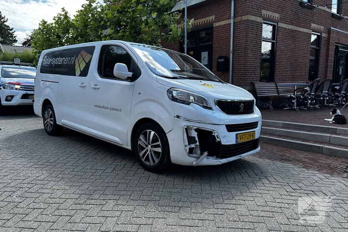 Brommerrijder gewond bij botsing met bestelwagen