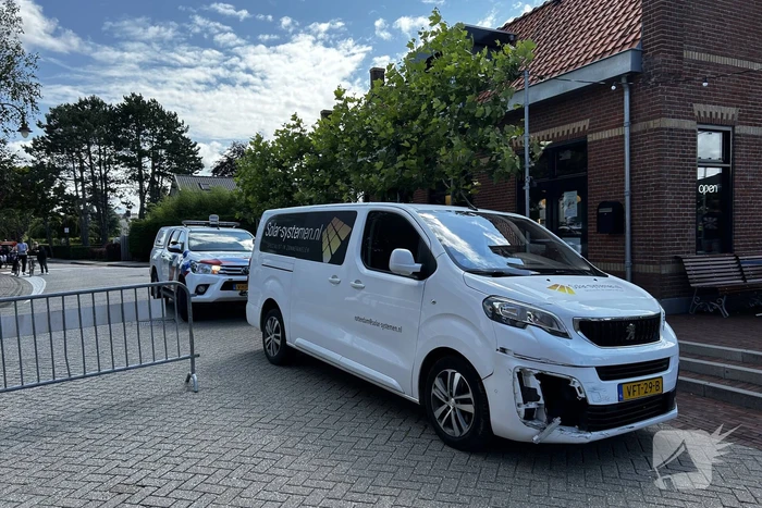 Brommerrijder gewond bij botsing met bestelwagen