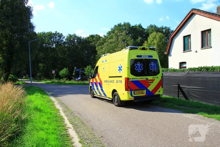 Motorrijder gaat onderuit na remactie