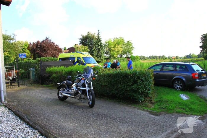 Motorrijder gaat onderuit na remactie