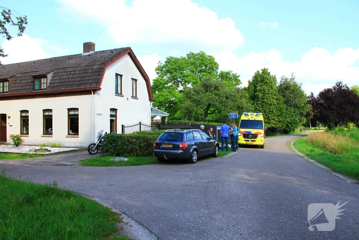 Motorrijder gaat onderuit na remactie