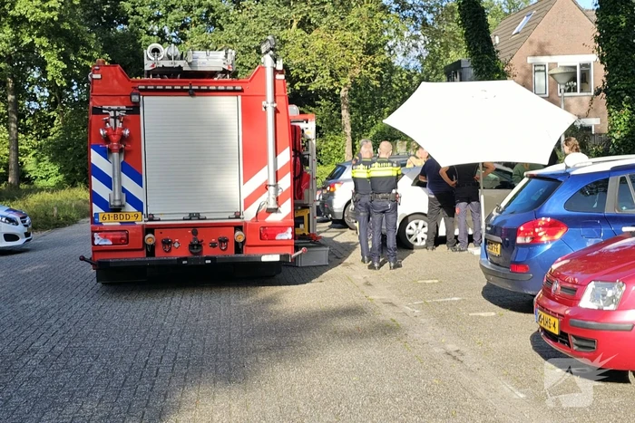 Brandweer slaat ruit auto in om peuter te bevrijden