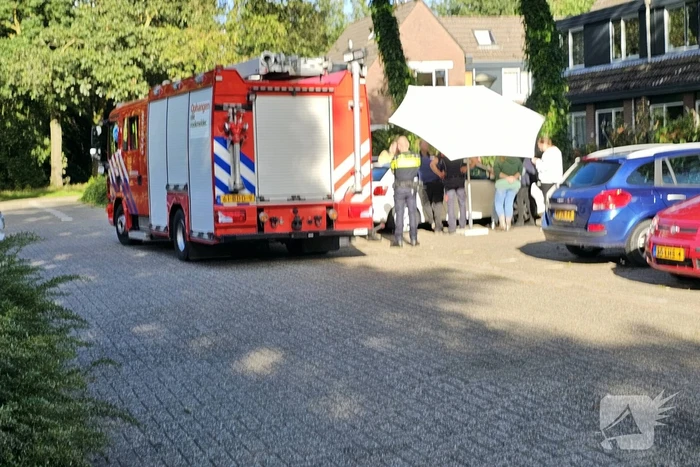 Brandweer slaat ruit auto in om peuter te bevrijden