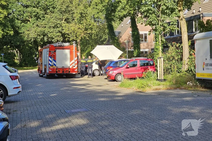 Brandweer slaat ruit auto in om peuter te bevrijden