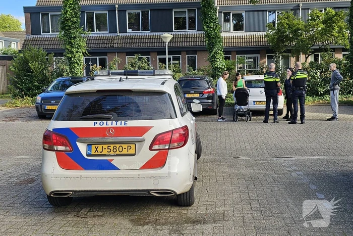 Brandweer slaat ruit auto in om peuter te bevrijden