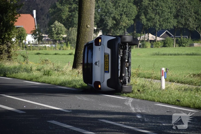 Auto belandt op op zijn kant na botsing