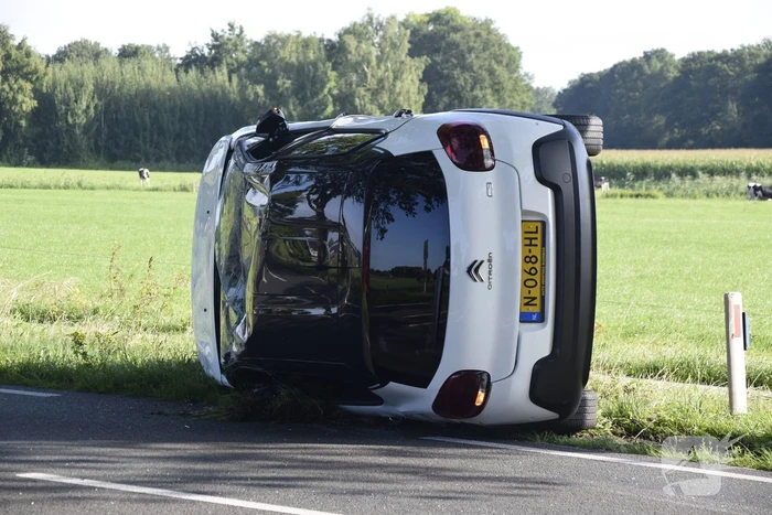 Auto belandt op op zijn kant na botsing