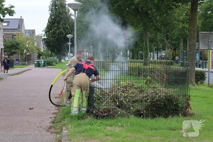 Brandweer ontdekt brand in blad- en snoeikorf