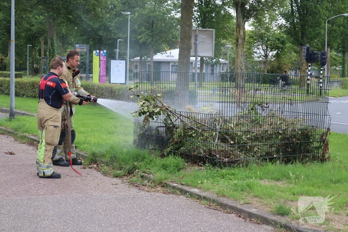 Brandweer ontdekt brand in blad- en snoeikorf