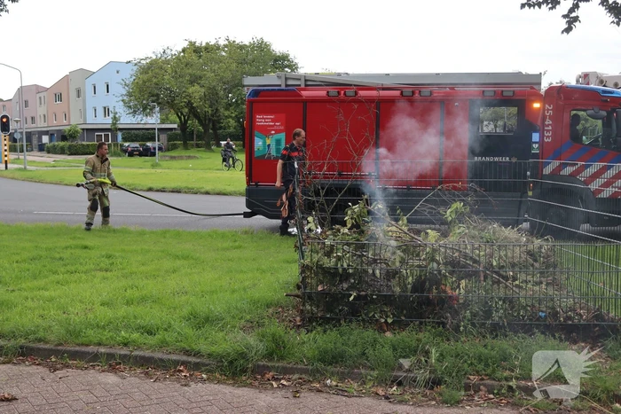 Brandweer ontdekt brand in blad- en snoeikorf