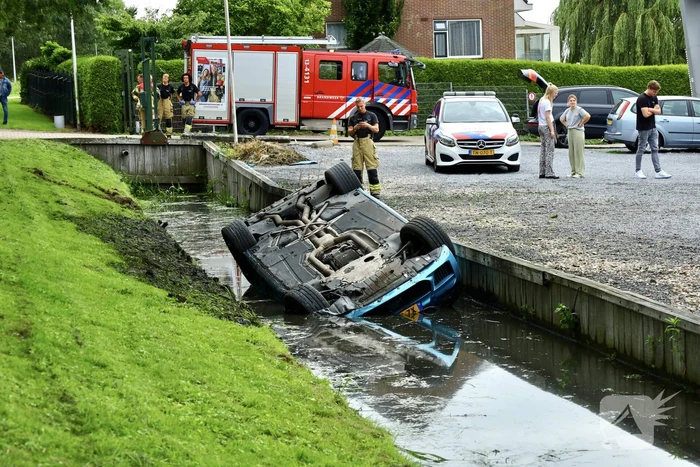 Traumahelikopter ingezet voor auto te water
