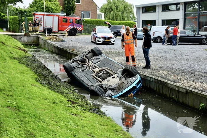 Traumahelikopter ingezet voor auto te water