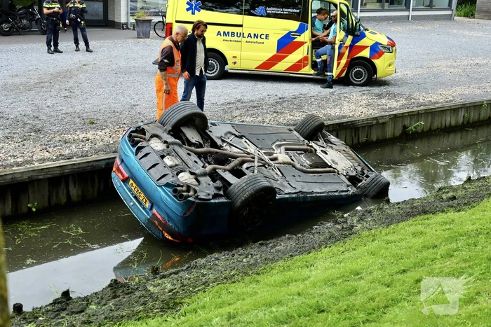 Traumahelikopter ingezet voor auto te water