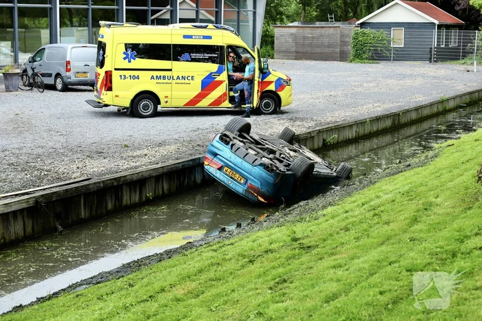 Traumahelikopter ingezet voor auto te water