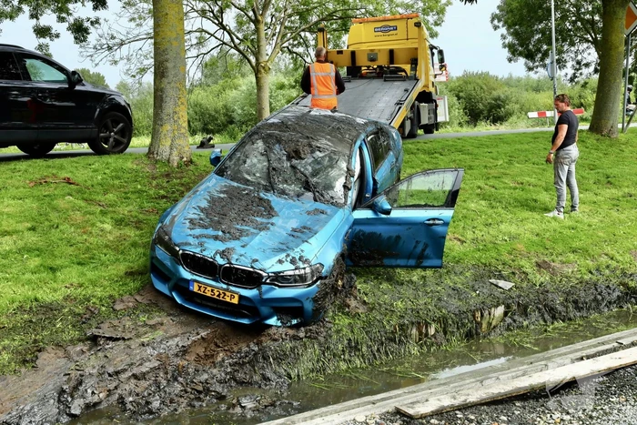 Traumahelikopter ingezet voor auto te water