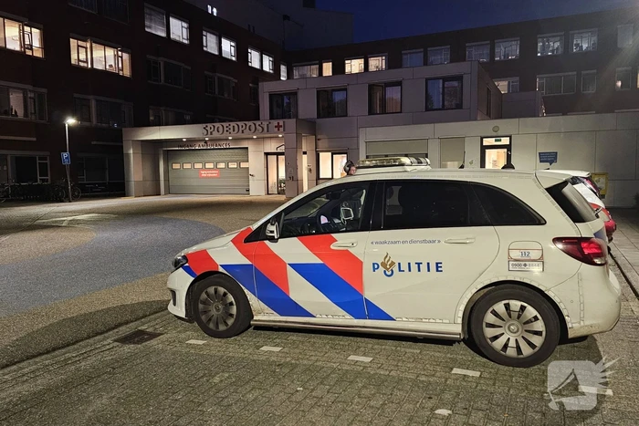 Politie onderzoekt mogelijk steekincident bij ziekenhuis