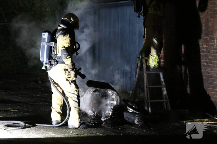 Brand in motor slaat over naar schuur