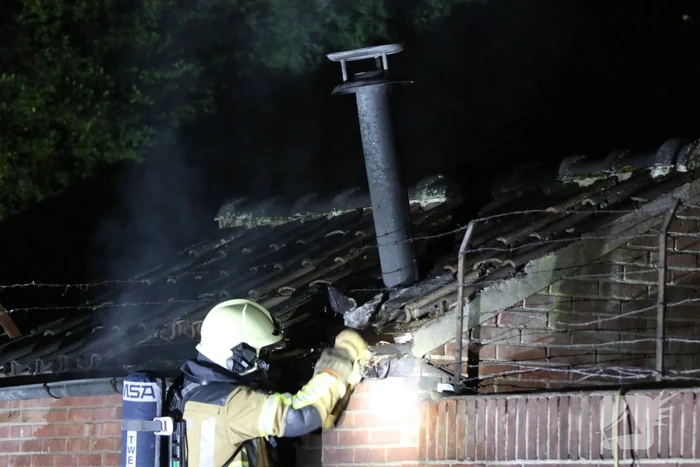 Brand in motor slaat over naar schuur