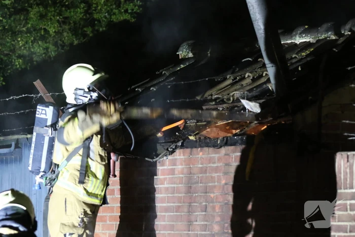 Brand in motor slaat over naar schuur