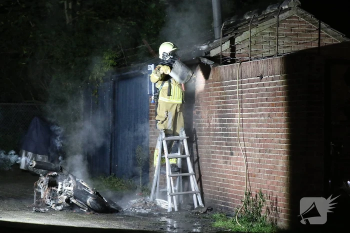 Brand in motor slaat over naar schuur