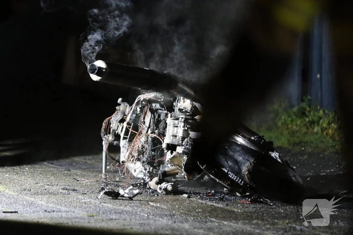 Brand in motor slaat over naar schuur