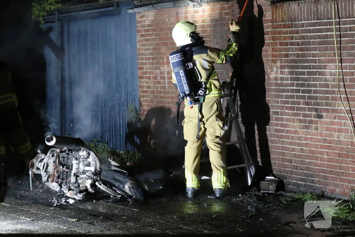 Brand in motor slaat over naar schuur