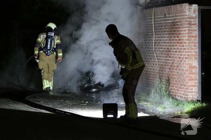 Brand in motor slaat over naar schuur