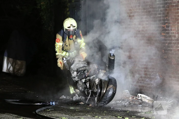 Brand in motor slaat over naar schuur