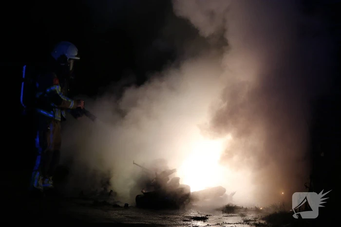 Brand in motor slaat over naar schuur